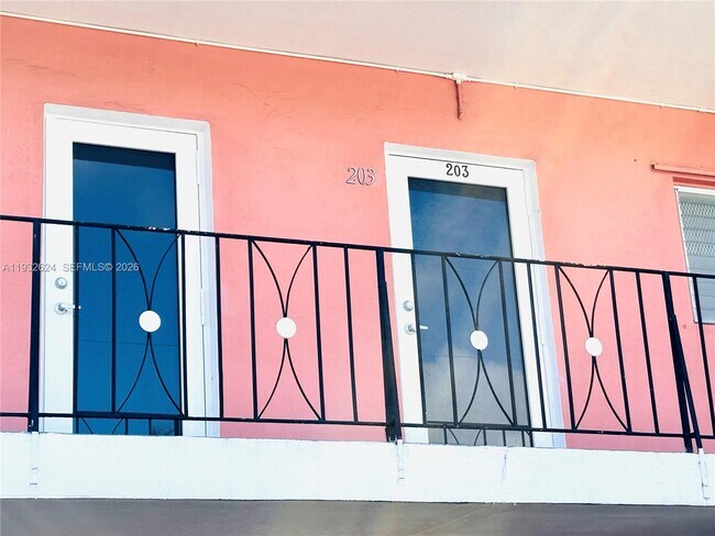 Building Photo - 1560 NE 127th St