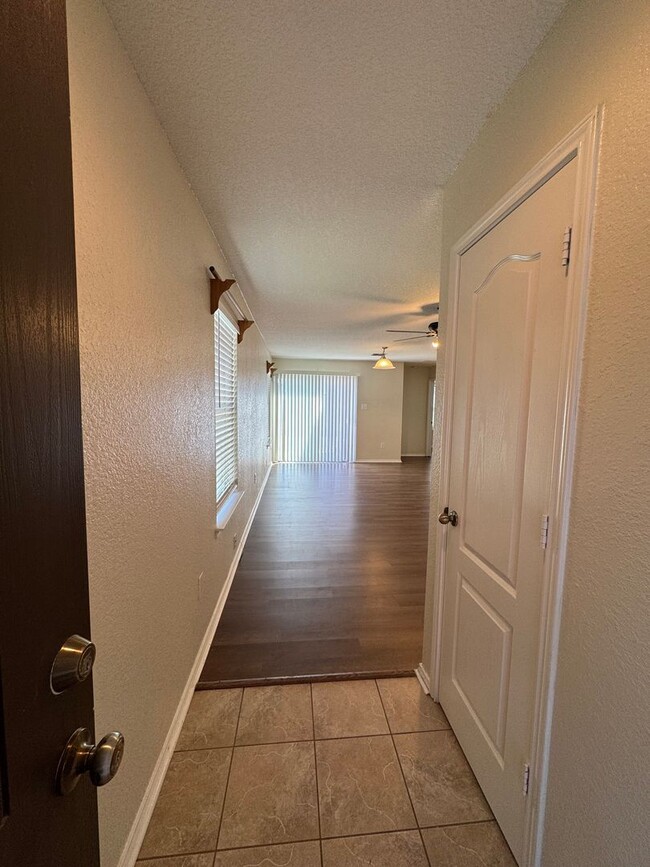 Building Photo - BEAUTIFUL SINGLE STORY HOME  |  CLOSE TO H...