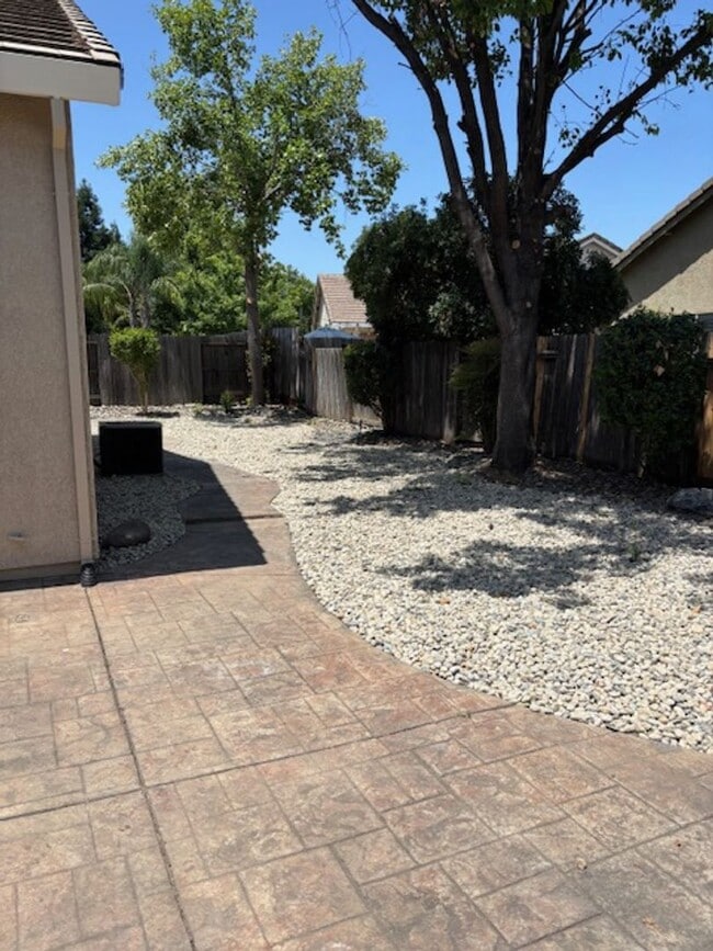 Building Photo - Single Story Home in Roseville on a Corner...