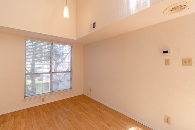 Building Photo - Cozy 1 bedroom Minutes North of Downtown A...