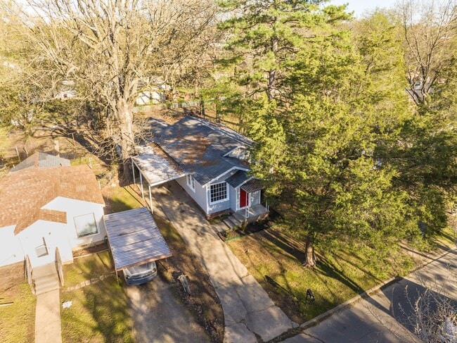 Building Photo - Freshly Updated 3 Bedroom Home