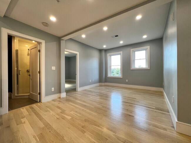 Building Photo - Luxury 4 Bed/2 Bath, LAUNDRY IN-UNIT, Newly Renovated, Private Porch, Washington Square