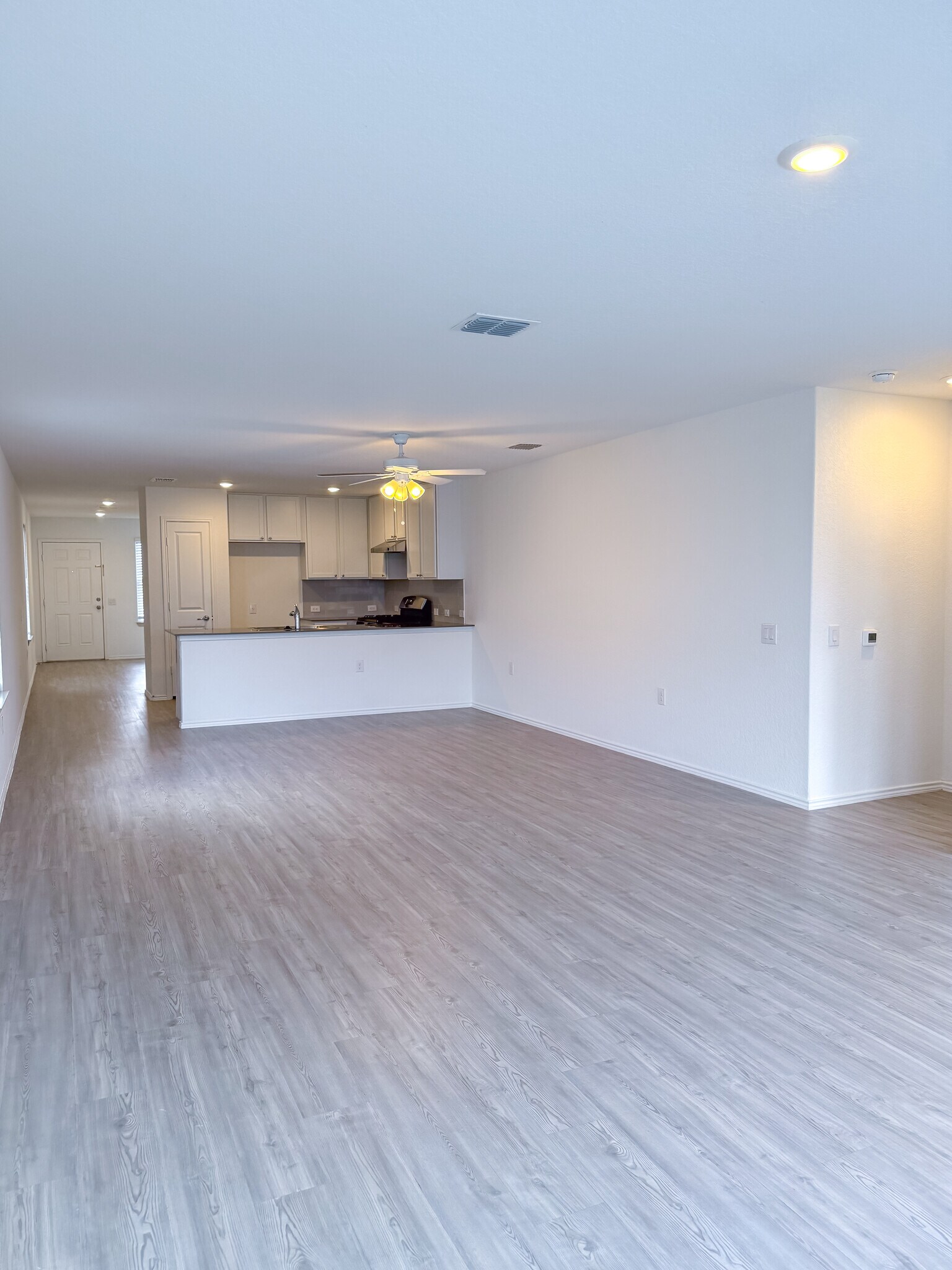 Building Photo - 1427 Laima Curv