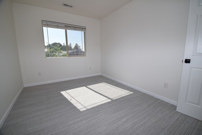 Building Photo - 207 SE Harlow Ave