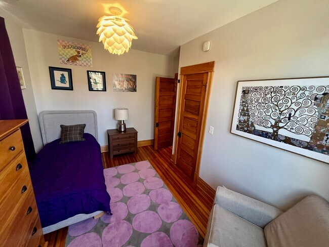 Building Photo - 3700 N Hermitage Ave