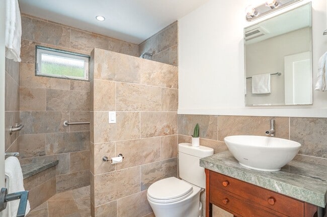 Building Photo - Beautiful Custom Built Home in Wailuku Heights, 2 Bed/3 Bath with Flex Room, Magnificent Ocean/Mo...
