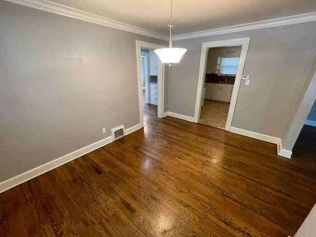 Building Photo - Charming 3 bedroom, 1.5 bathroom home in I...