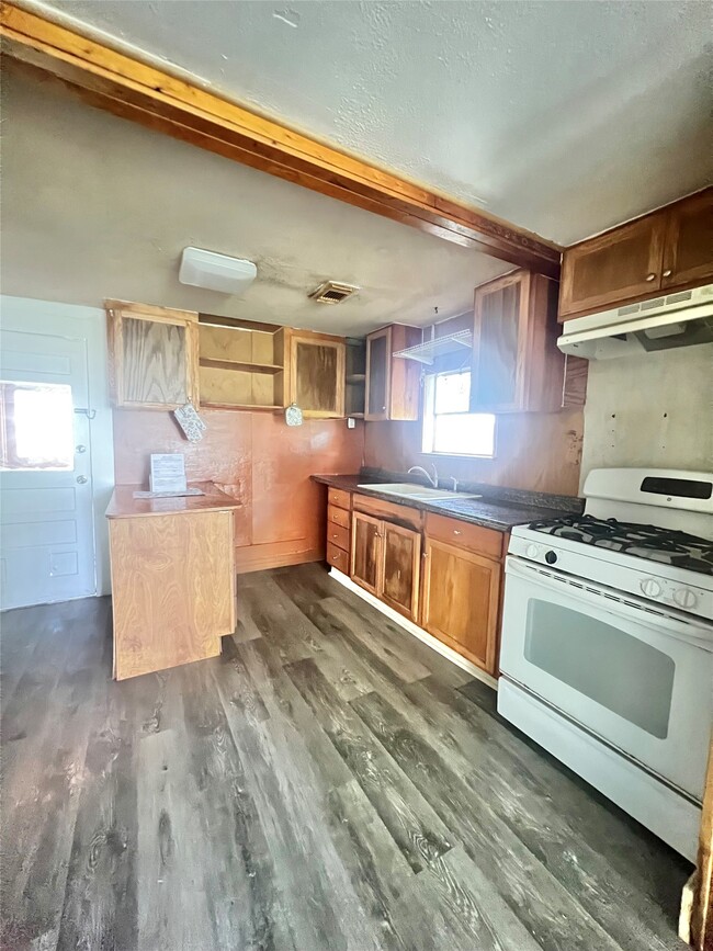 Building Photo - 122 W Pecan Ln