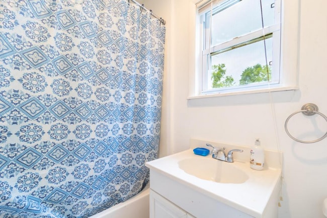 Building Photo - 7634 Thomas St