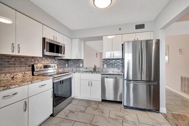 Building Photo - 14623 Bonaire Blvd