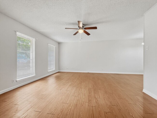 Building Photo - 3402 S Oak Dr