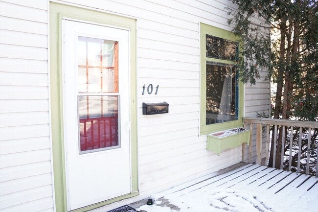 Building Photo - AVAILABLE JUNE - 3 BED 1 BATH