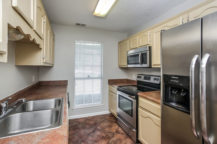 Building Photo - 1301 Custer Dr E