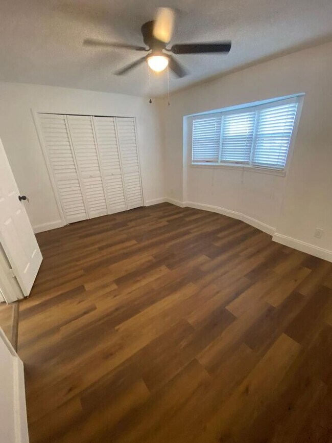 Building Photo - Large One Bedroom One Bath First level Condo