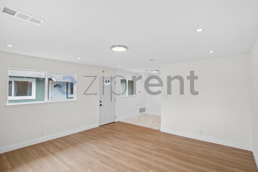 Building Photo - Unit
