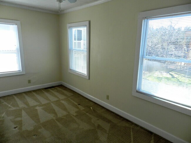 Building Photo - Come live at the Bay! Two Bedroom Willoughby Beach Cottage Available August 1st