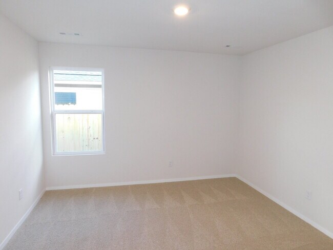 Building Photo - 3-Bedroom Home with 2 Full Baths in Prime Fayetteville Location