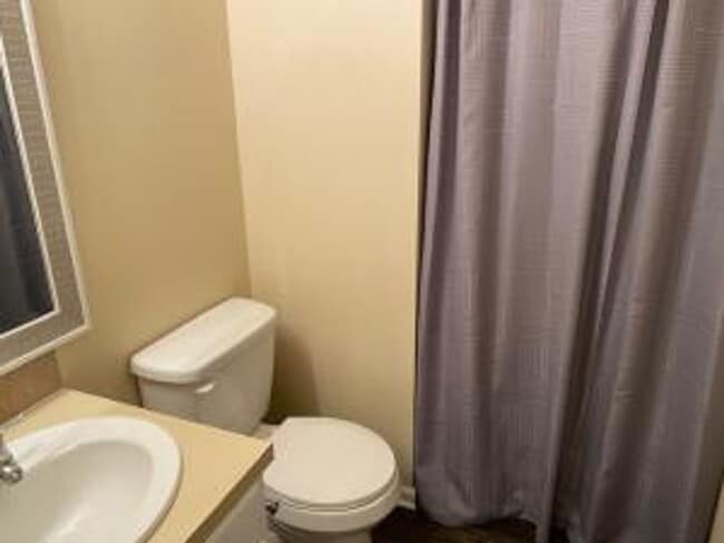 Building Photo - 3 Bedroom / 2 Bath Duplex