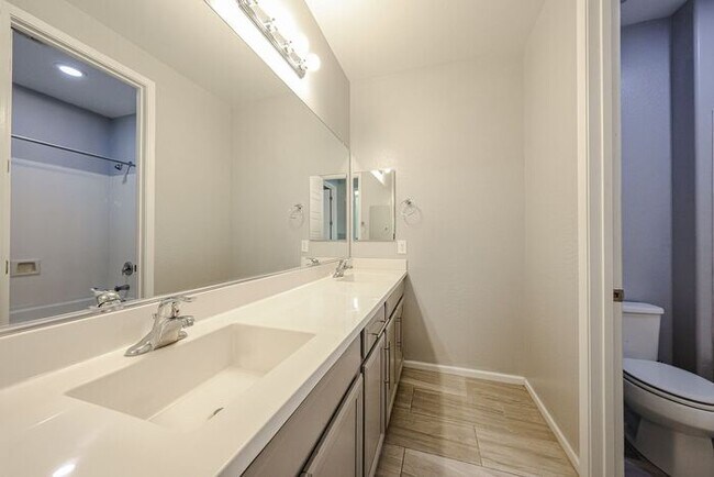 Building Photo - Beautiful 5bedrooms-2Baths Modern Style Home!