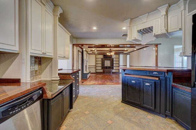 Building Photo - 4 bed 3 bath home!