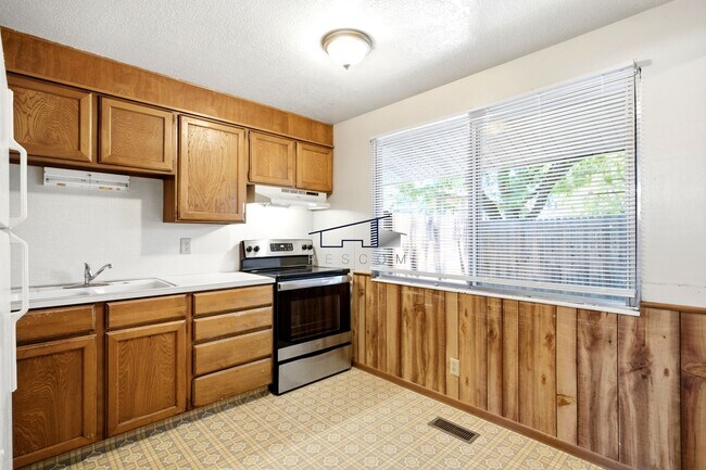 Building Photo - 4850 S Duplex