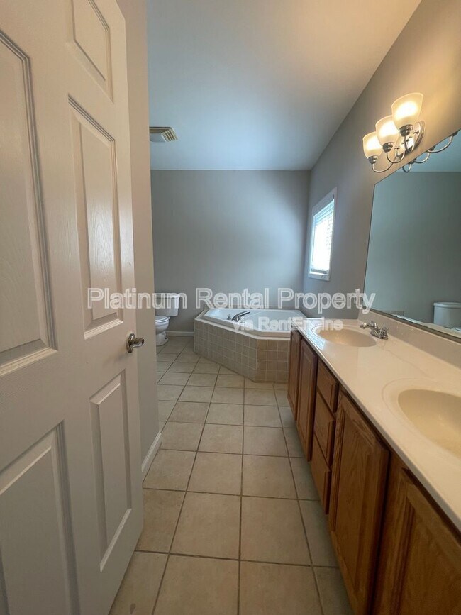 Building Photo - 48 Weyman Ave SW
