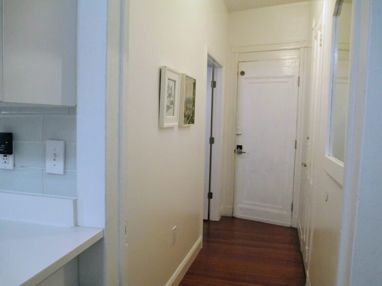 Building Photo - 855 Pavonia Ave