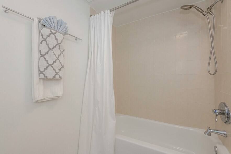 Building Photo - 2301 Collins Ave