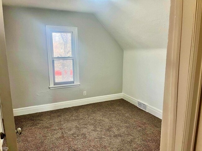 Building Photo - 13 E Glenwood Ave