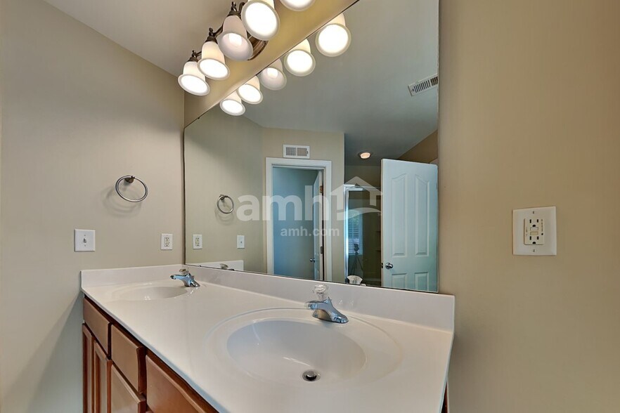 Building Photo - 13555 Aldenbrook Dr