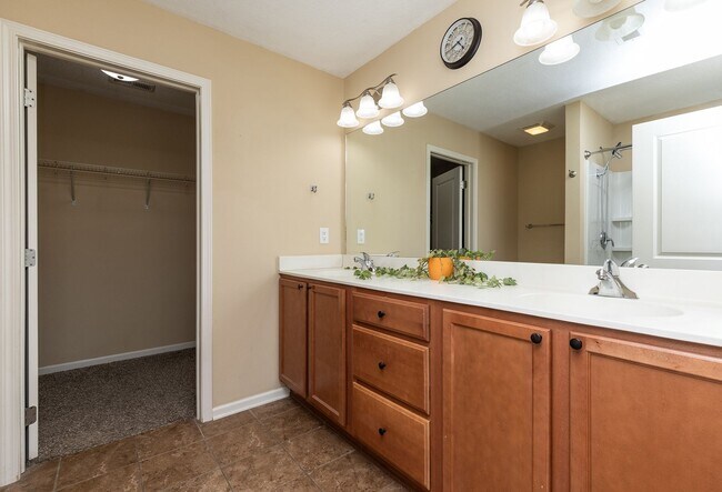 Building Photo - END UNIT!!  3 Bedroom, 2.5 Bathroom Townhome in West Des Moines!