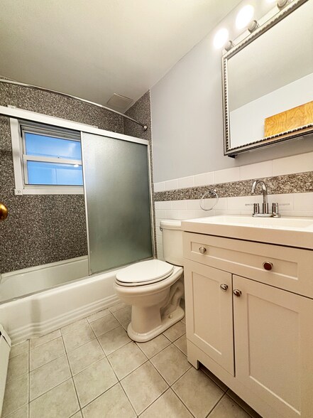 Bathroom - 7 Commonwealth Ct
