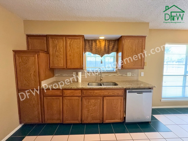 Building Photo - Charming 3-Bedroom Home with Fenced Backyard & Fireplace in Arlington!