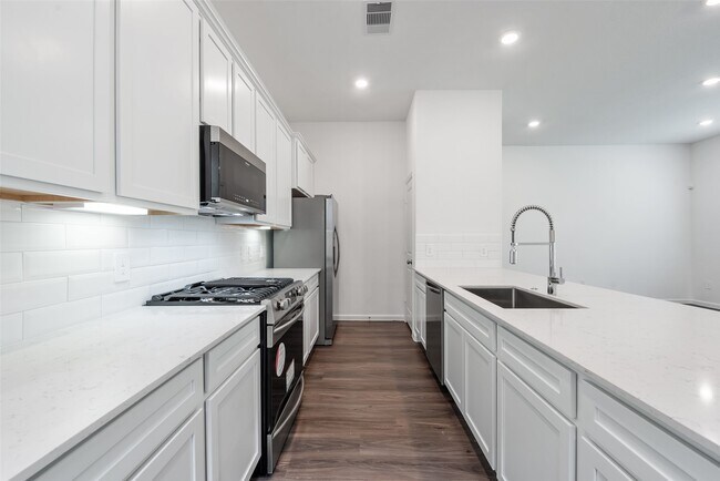 Building Photo - 653 Royal Arch Dr