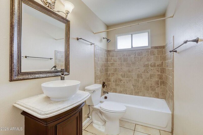 Building Photo - 921 E Campus Dr