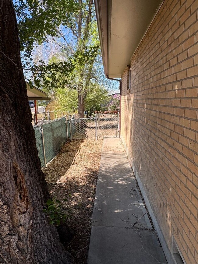 Building Photo - Bright & Spacious 5 Bedroom, 2 Bath Home