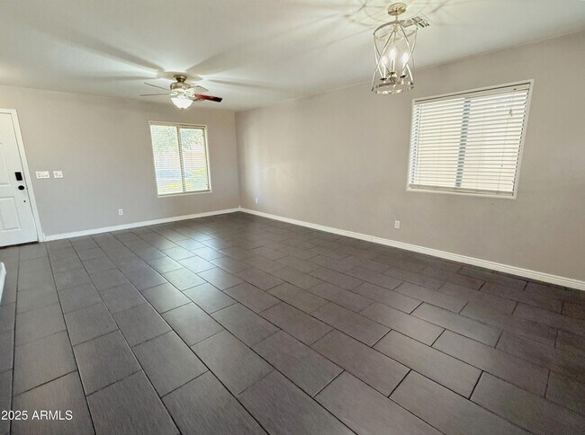 Building Photo - 2528 E Meadow Creek Way