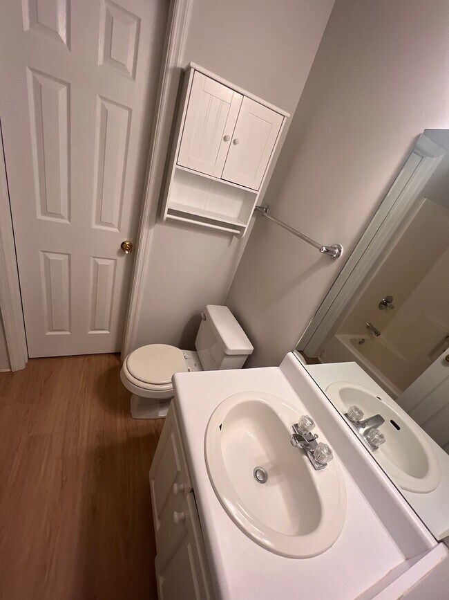 Building Photo - Center 628-630