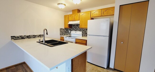 Building Photo - Newly Updated Townhouse in Tacoma! $500.00...