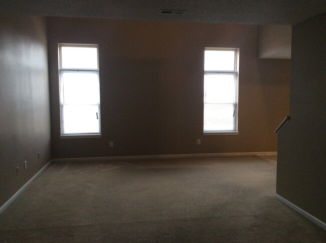 Building Photo - Avon - 3 BR home with loft