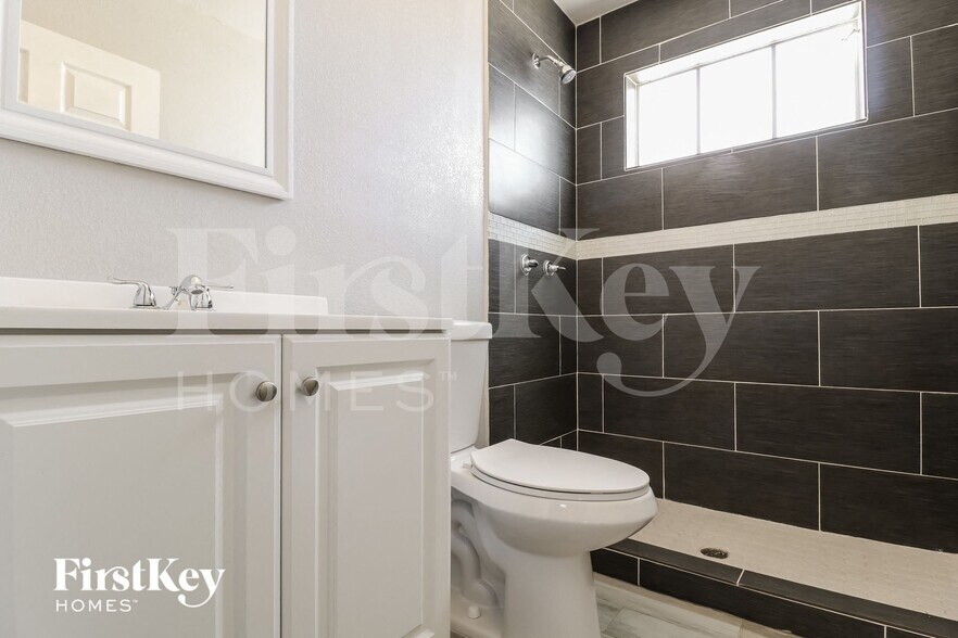 Building Photo - 2735 W Royal Palm Rd