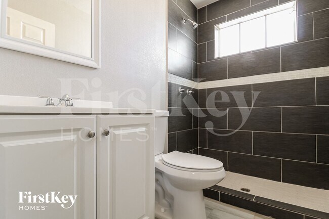 Building Photo - 2735 W Royal Palm Rd