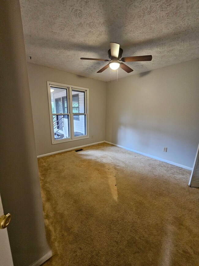 Building Photo - Charming & Spacious 3-Bed, 2-Bath Home in ...