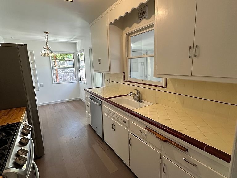 Building Photo - 938 Vervais Ave