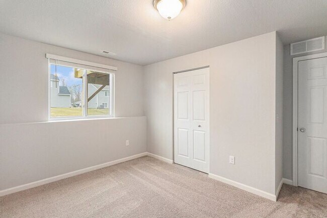 Building Photo - 4394 Pine Creek Dr