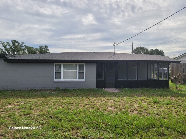 Building Photo - FOR RENT!!! SIMPLY STUNNING  3 BEDROOM 2 B...