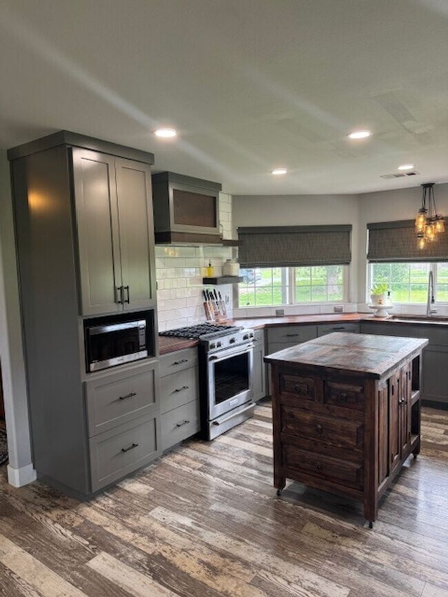 Building Photo - Country Style Living in this Charming Home in Anderson