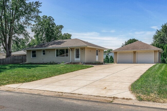 Building Photo - Freshly remodeled 4 Bed Rambler AV/Rosemou...