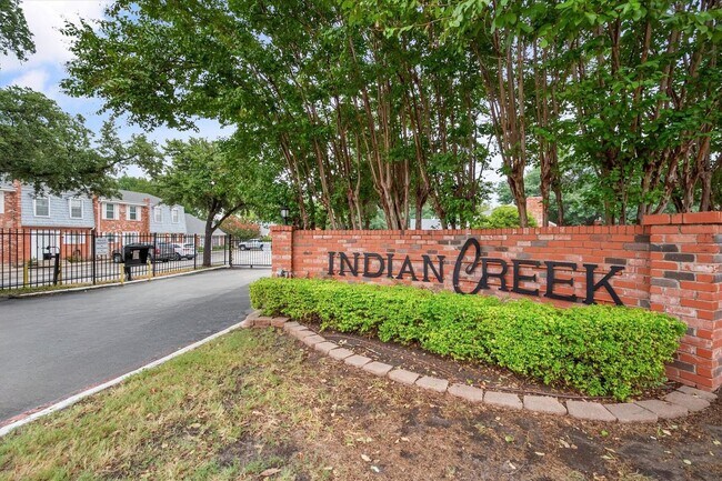 Building Photo - Luxury Townhome Living in the Prestigious Gated Community of Indian Creek – Available Now!