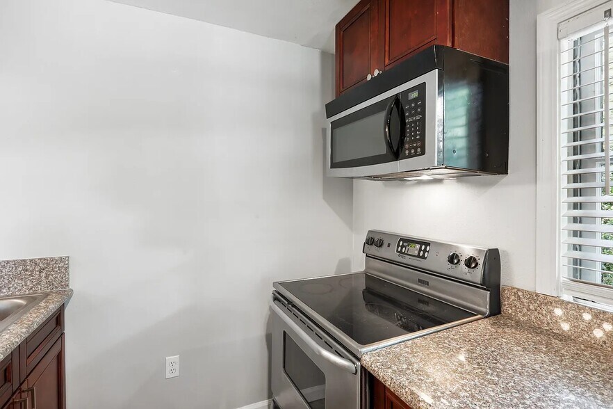 Building Photo - 1268 Eastland Rd SE